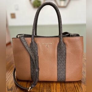 Michael Kors -‎ Austin Medium Pebbled Leather Messenger Crossbody - Luggage